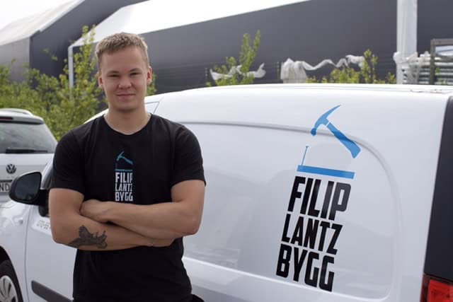Foto av Filip Lantz Bygg framför sin företagsbil han utför byggtjänster med